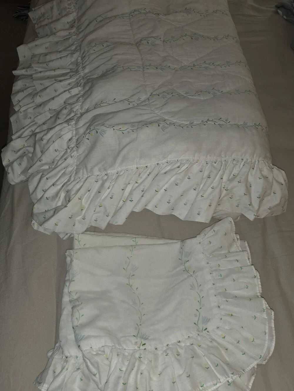 Vintage 1980s 1990s Quilted White Tulip Floral Ruffle Comforter Pillowcase Set